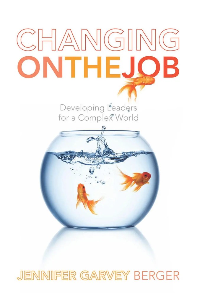 تغییر در حین کار: پرورش رهبران برای دنیایی پیچیده ۲۰۱۱ <br> Changing on the Job: Developing Leaders for a Complex World 2011 - کالیبو