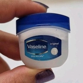 وازلین لب VASELINE