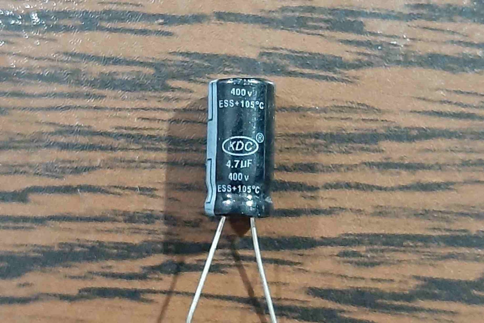 CAP 400V 4.7uF - خازن الکترولیت 400 ولت 4.7 میکرو فاراد