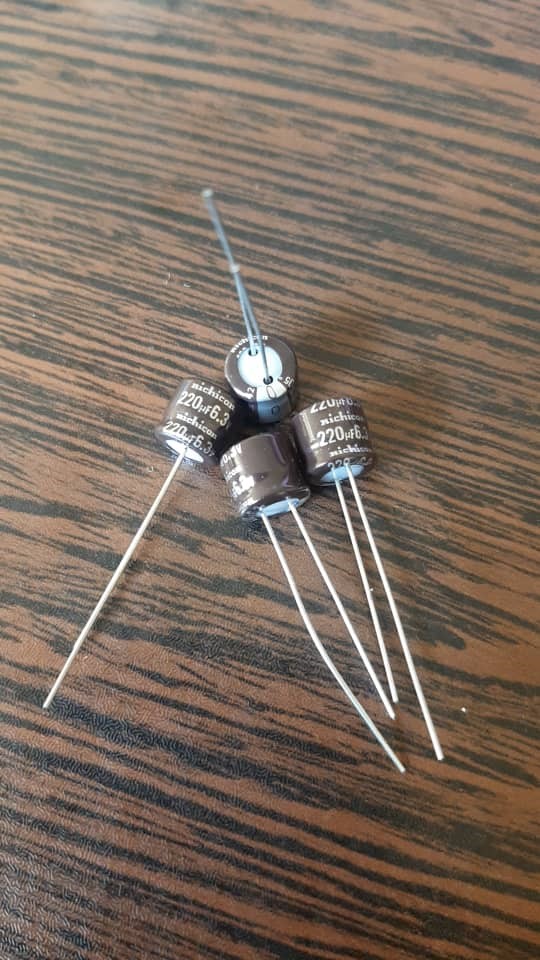 nichicon 6.3V 220uF – خازن الکترولیت، ۶.۳ ولت، ۲۲۰ میکروفاراد