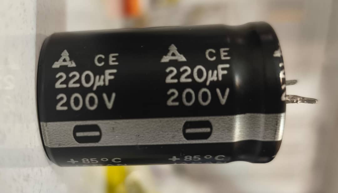 خازن الکترولیتی 220 میکروفاراد 200 ولت پاناسونیک 220uf 200v