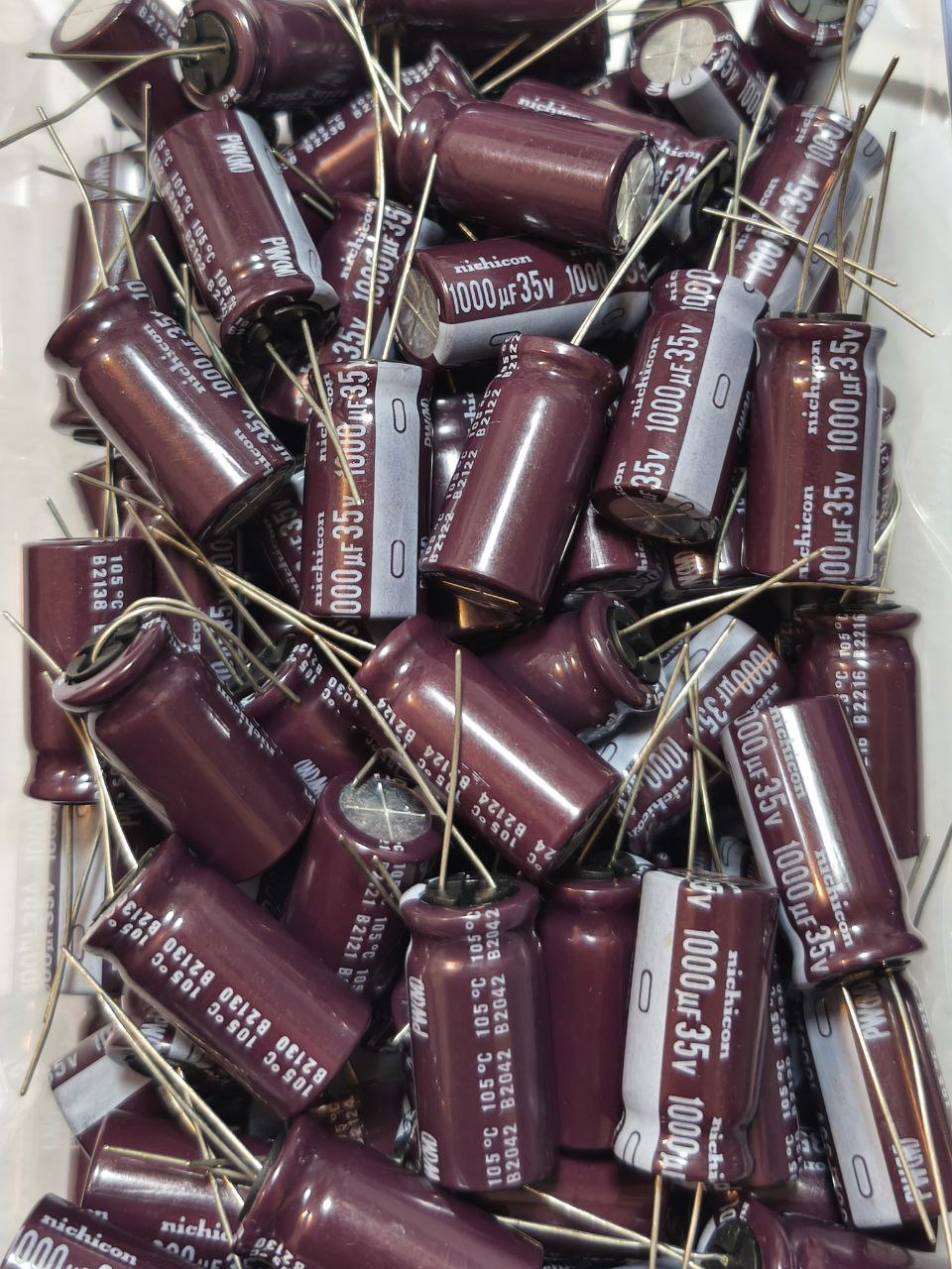 خازن الکترولیتی 1000 میکروفاراد 35 ولت نیچیکون 1000uF 35V Nichicon
