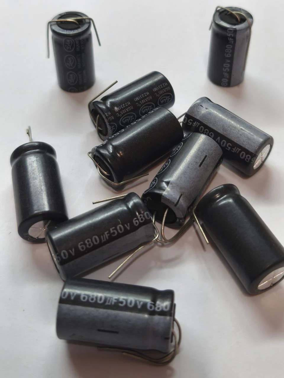 خازن الکترولیتی 680 میکروفاراد 50 ولت للون 680uF 50V Lelon