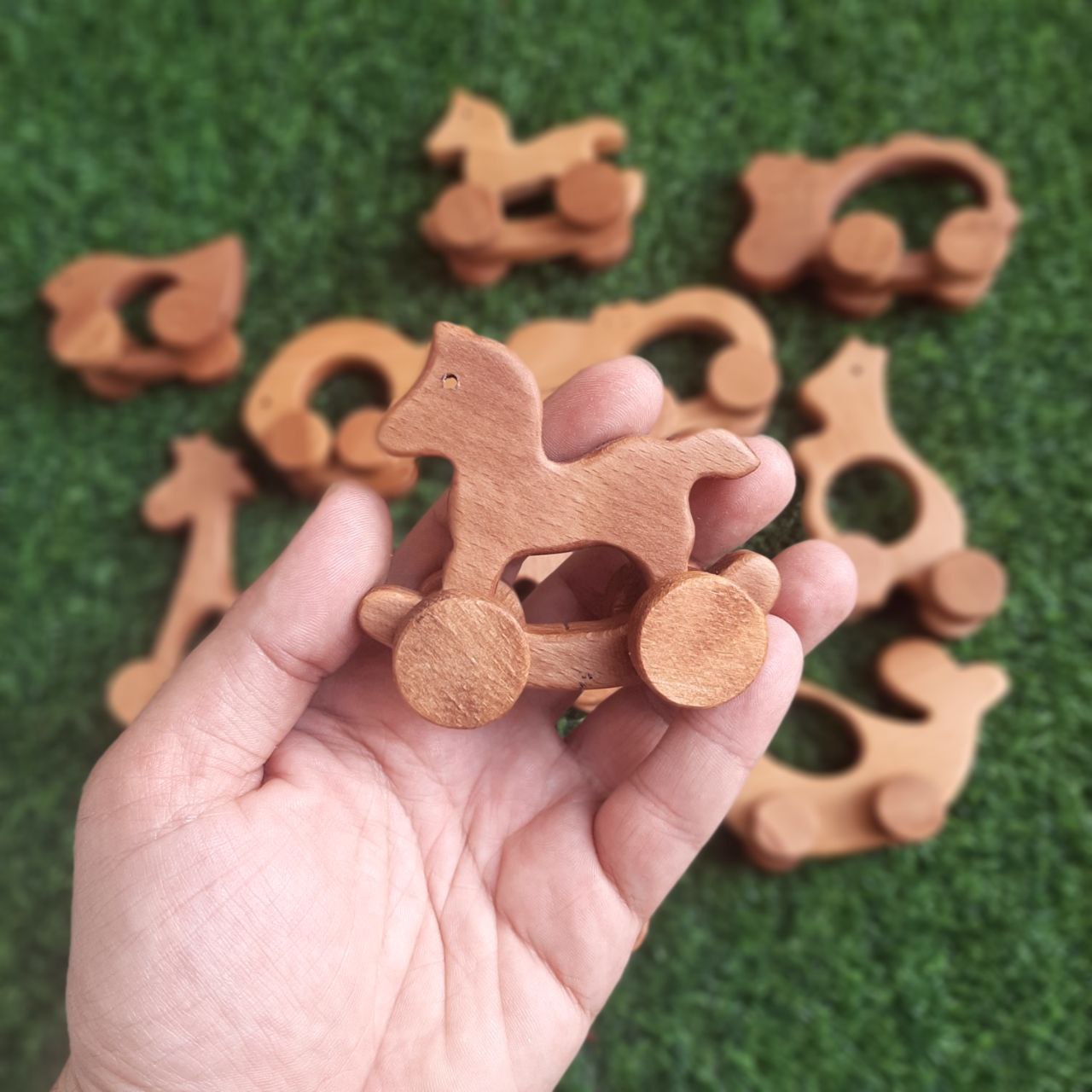 عروسک چوبی چرخ دار اسب