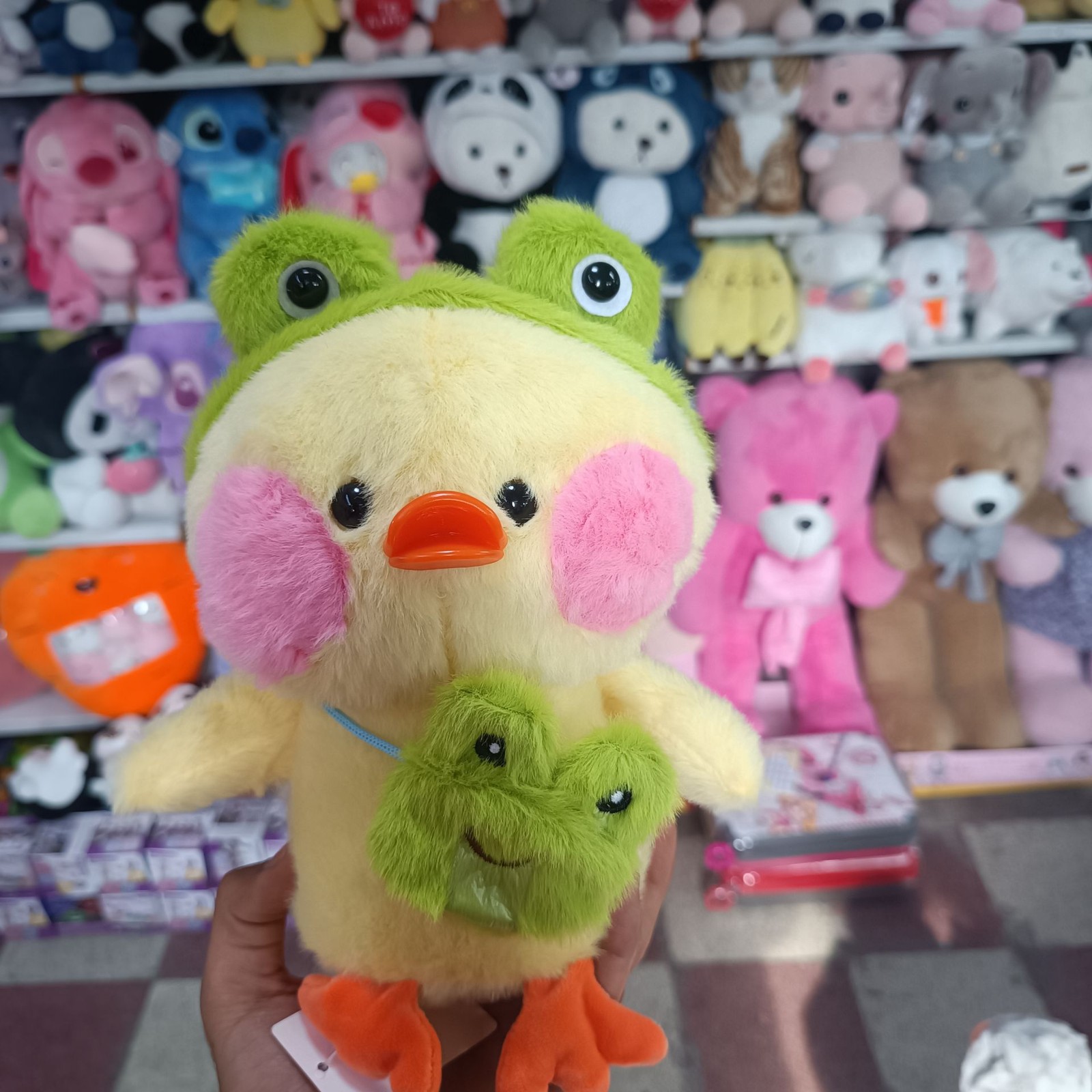 عروسک جوجه کیف به دست