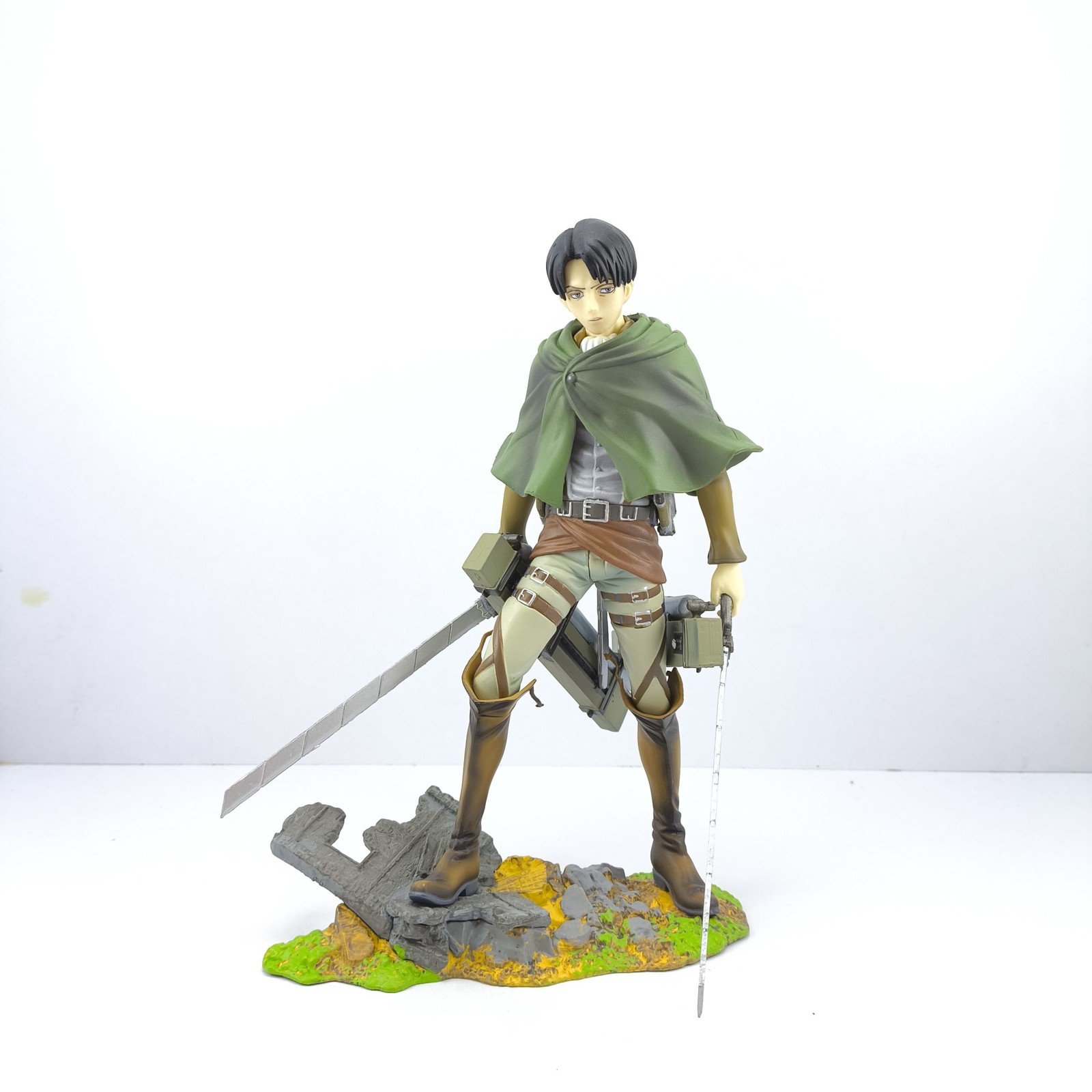 فیگور کاپیتان لیوای روی صخره Attack on Titan