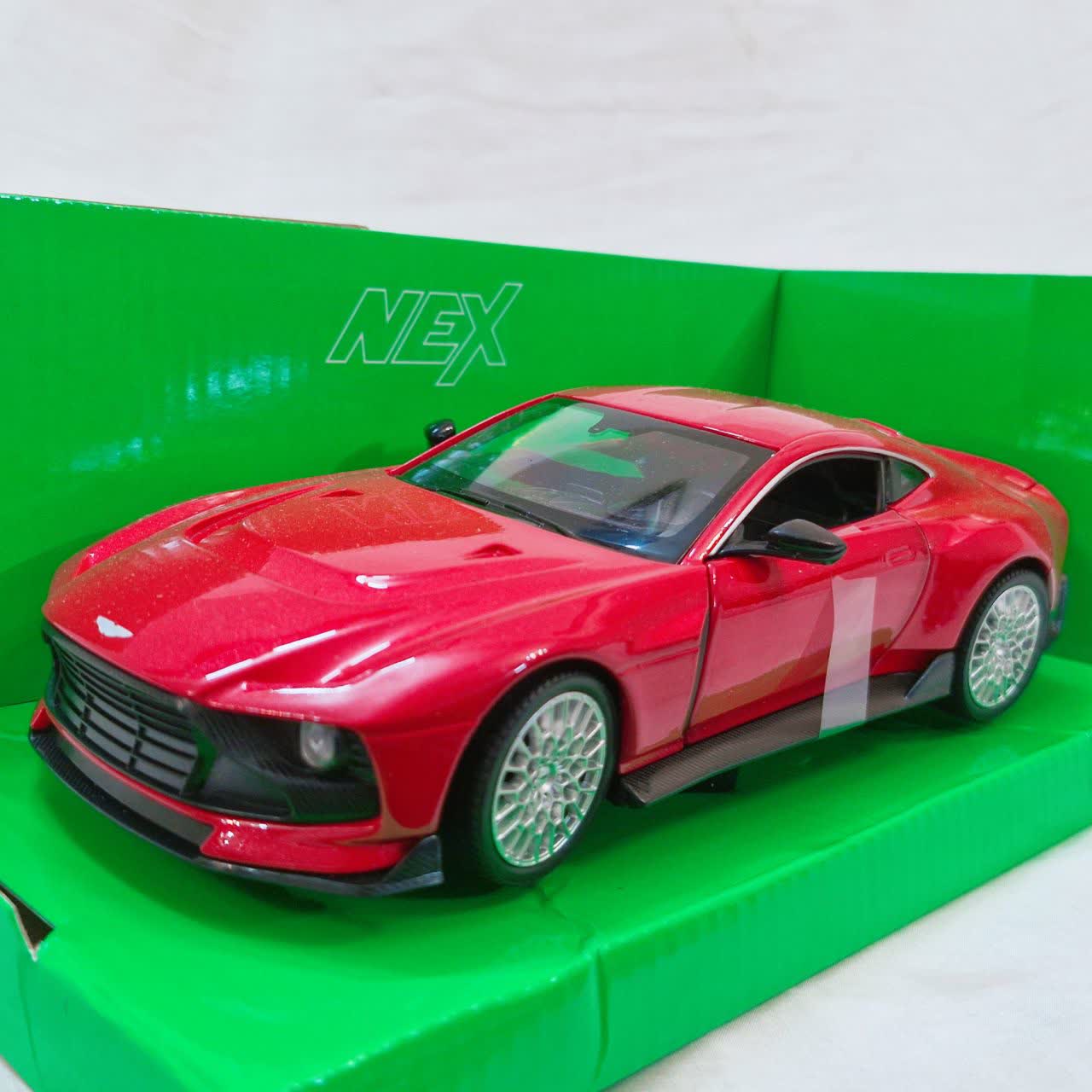 ماکت فلزی ASTON MARTIN VALOUR مقیاس 1.24 ویلی