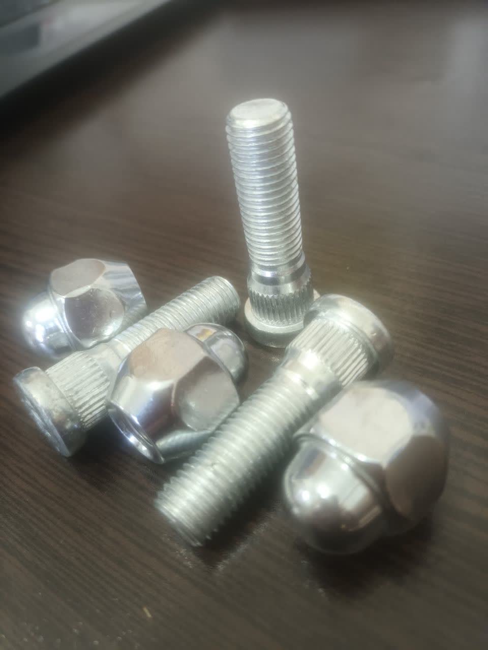 پیچ و مهره چرخ جک S5 در یدک ماشین 24