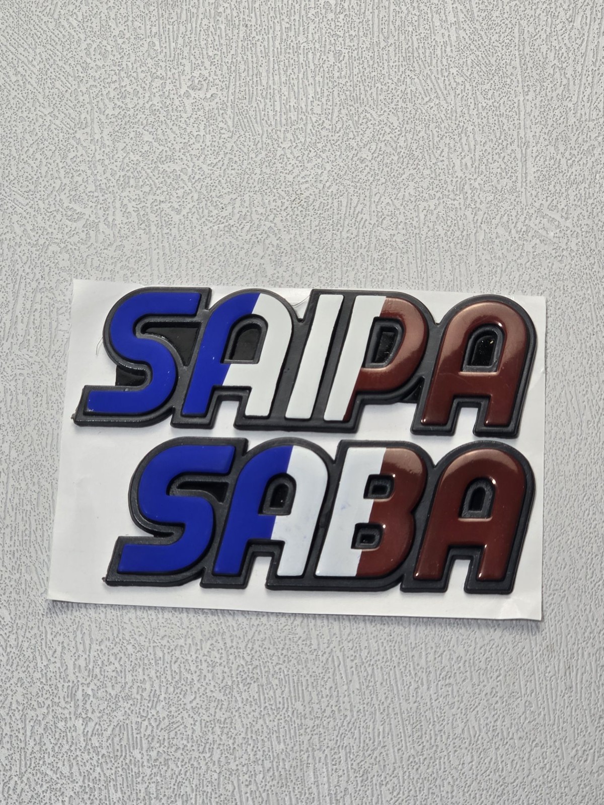 آرم صندوق عقب پراید نوشته لاتین SABA SAIPA