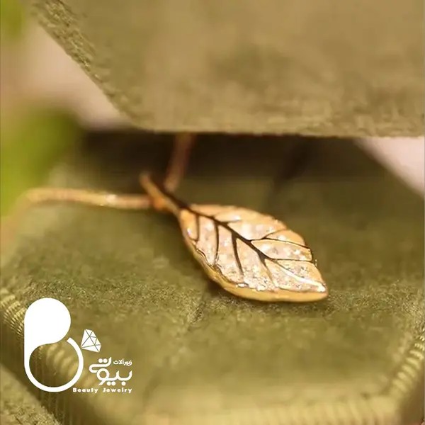 گردنبند برگ نگینی