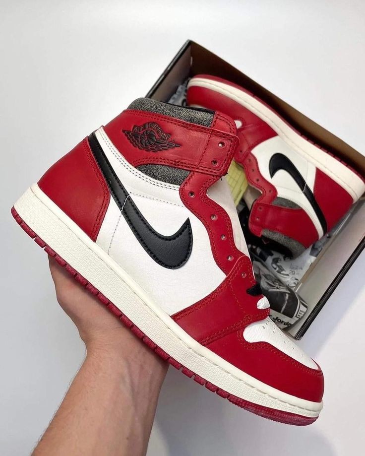 نایک ایرجردن ۱ ساقدار قرمز شیکاگو لاست Nike air jordan 1 high lost and found chicago red