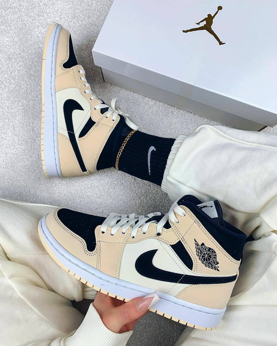 نایک ایر جردن ۱ ساقدار کرمی Nike air jordan 1 mid Beige