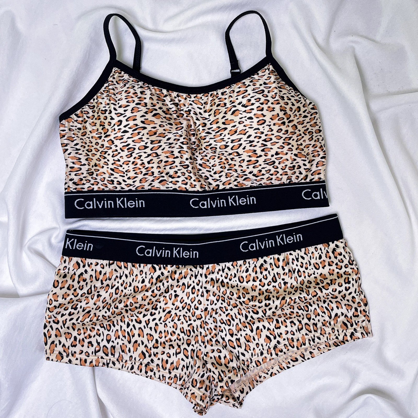 ست نیم تنه و شورت زنانه پلنگی calvin klein