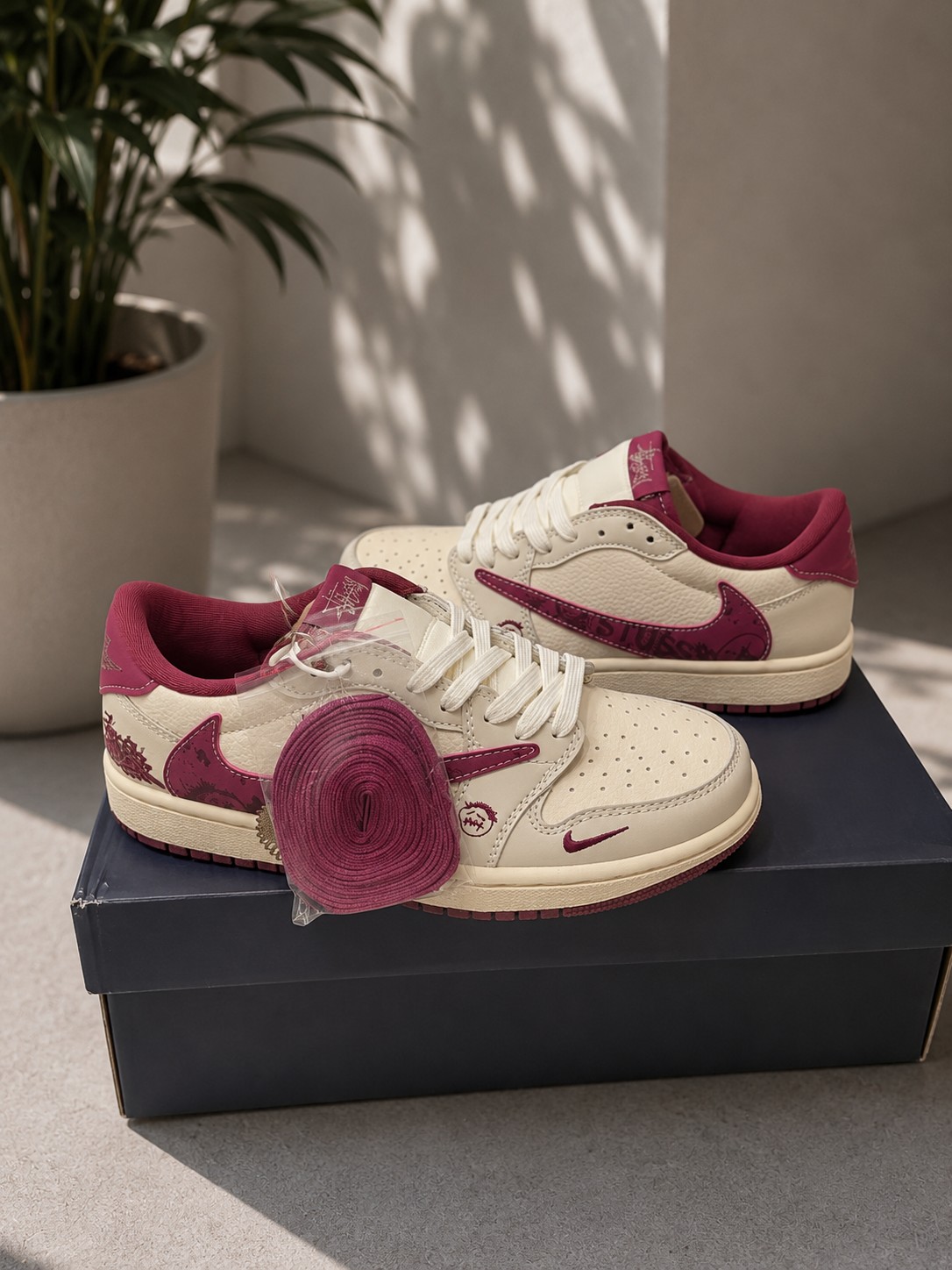 نایک ایر جردن ۱ بدون ساق تراویس اسکات استوسی کرمی قرمز Nike air jordan 1 low Travis Scott STUSSY