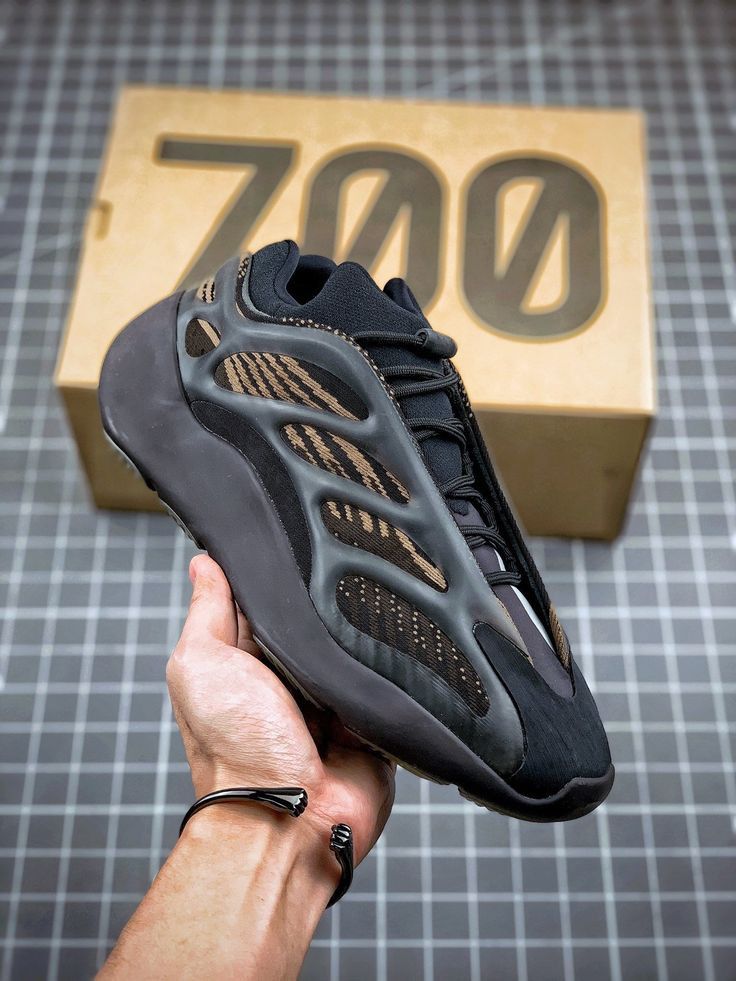 کتونی بچه گانه آدیداس یزی بوست ۷۰۰ وی۲ مشکی Adidas yeezy boost 700 v2