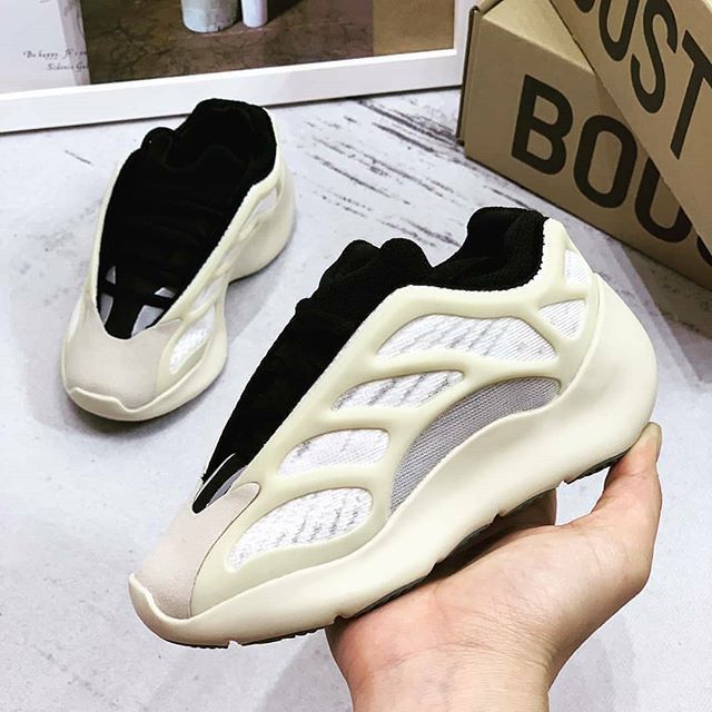 کتونی بچه گانه آدیداس یزی بوست کرمی ۷۰۰ وی۲ Adidas yeezy boost 700 v2