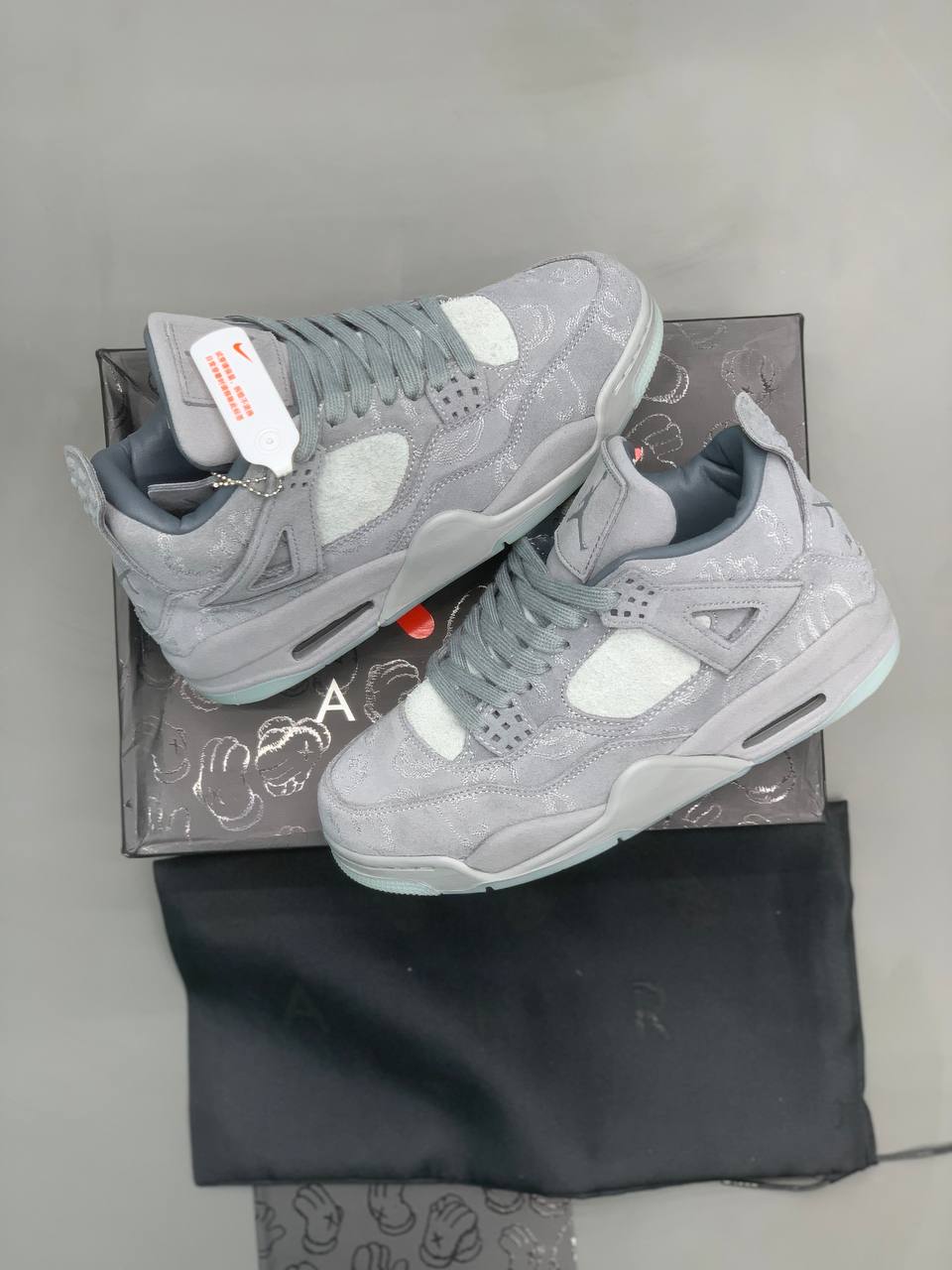 کتونی نایک Air Jordan 4 Retro x Kaws Grey Nike Air Jordan 4 Retro x Kaws Grey