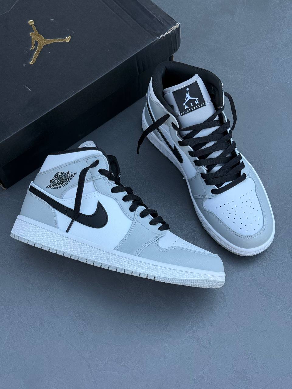 Nike Air Jordan 1 Mid ‘Light Smoke Grey