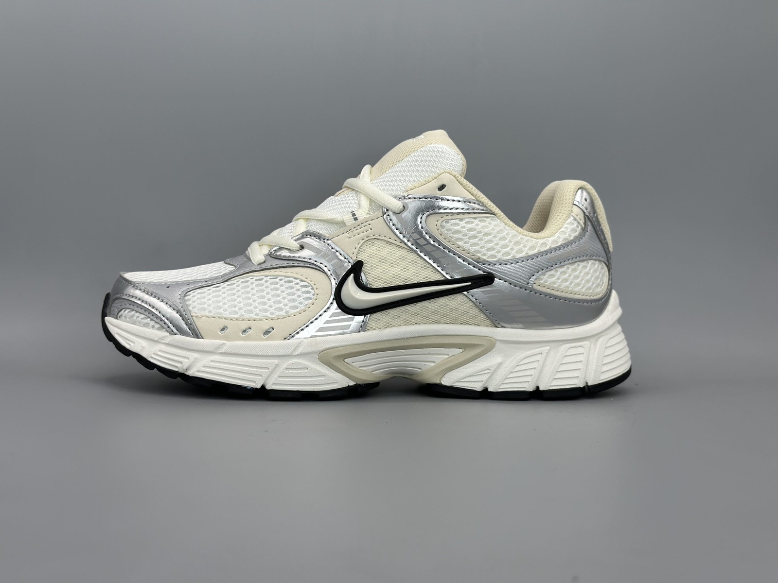 کتانی نایکی وی5 کی رانر سفيد سيلور کرم /Nike v5k