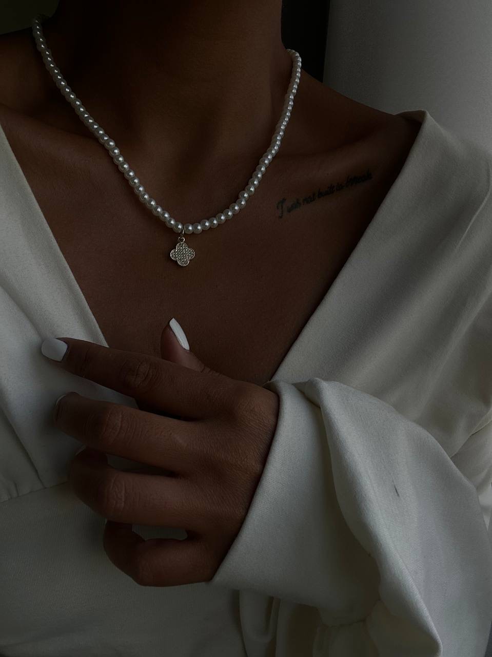 گردنبند بدلیجات مستر مرواریدی با پلاک ونکلیف van cleef | آبکاری طلا | فروش حضوری شیراز