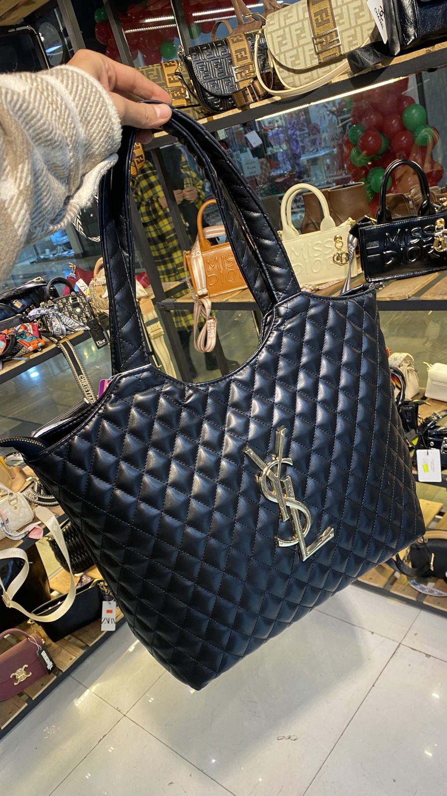 كيف ysl بزرگ ايستاده