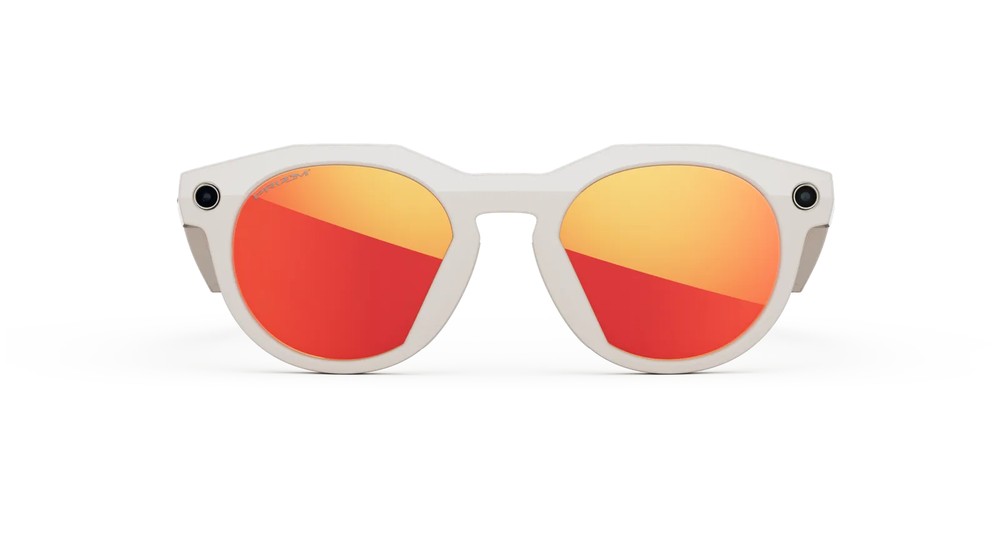 عینک : HSTN Frame colour: Warm Grey Lens colour: Prizm™ Ruby