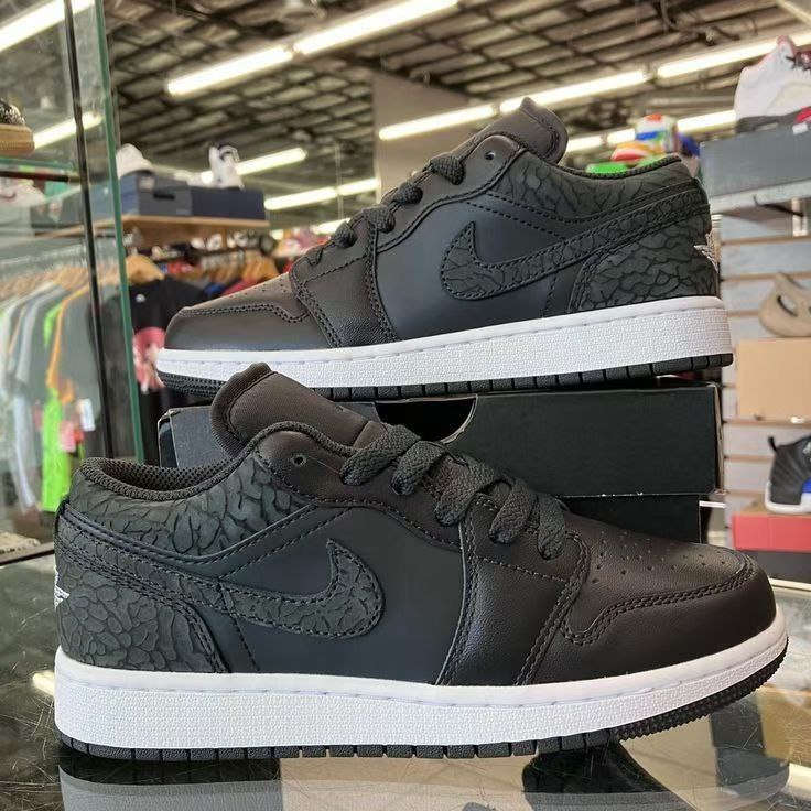 نایک ایر جردن ۱ بدون ساق فیلی مشکی Nike air jordan 1 low black elephant