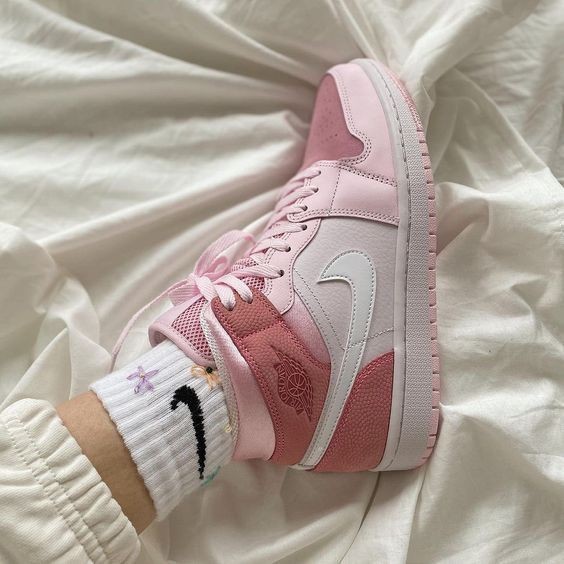 نایک ایر جردن ۱ ساقدار صورتی Nike air jordan 1 mid pink