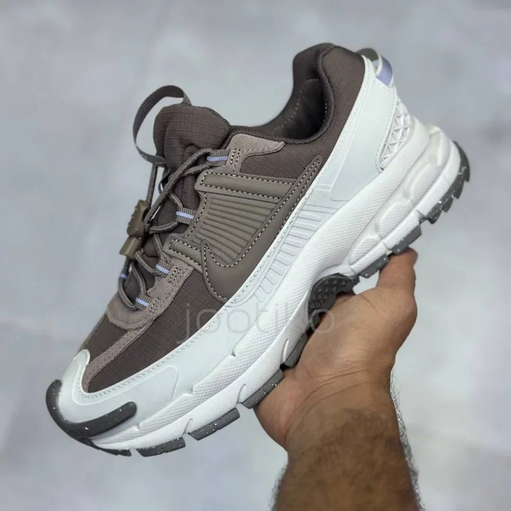 کفش مردانه نایک زوم ومرو 5 روم قهوه ای استخوانی Nike Zoom Vomero 5 Roam Light Bone Mink Brown
