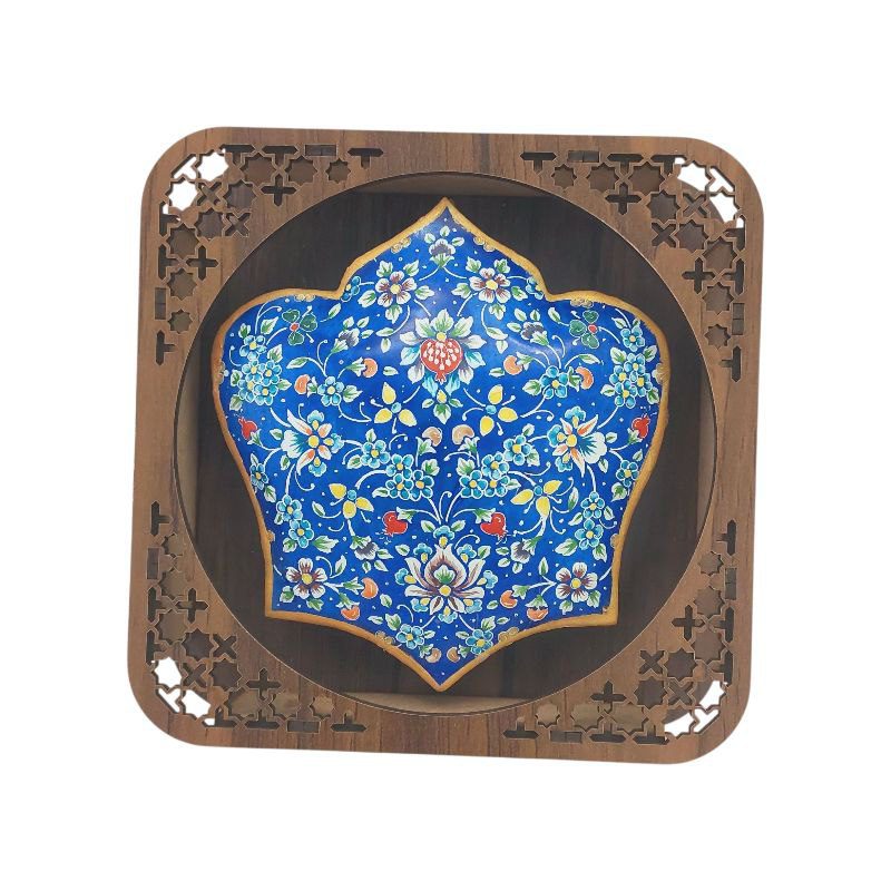 پلاک میناکاری همراه با قاب چوبی کد DK910
