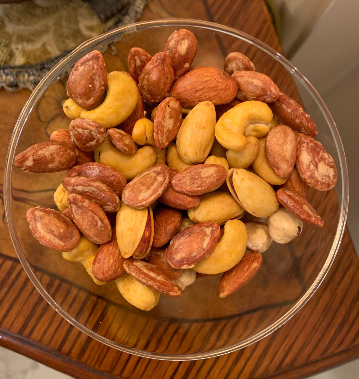 آجیل مخلوط شور همراه با تخمه ژاپنی و تخمه کدو