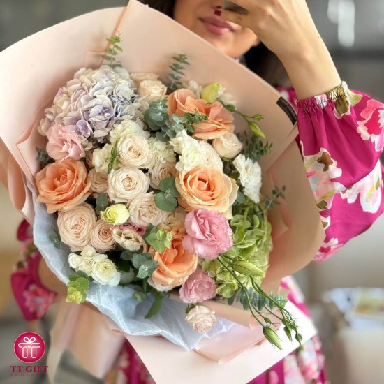 Vesal Luxury Rose and Hydrangea Flower Bouquet