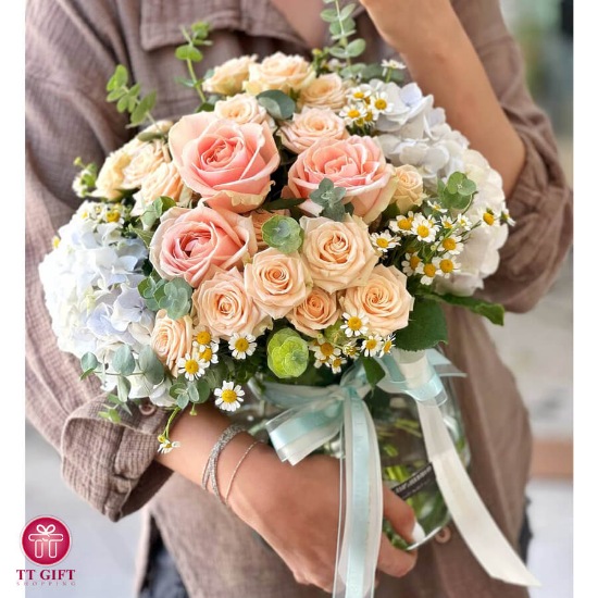 Mahak Luxury Rose and Hydrangea Flower Vase