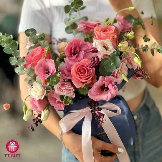 Hina Pink Rose and Lisianthus Flower Vase