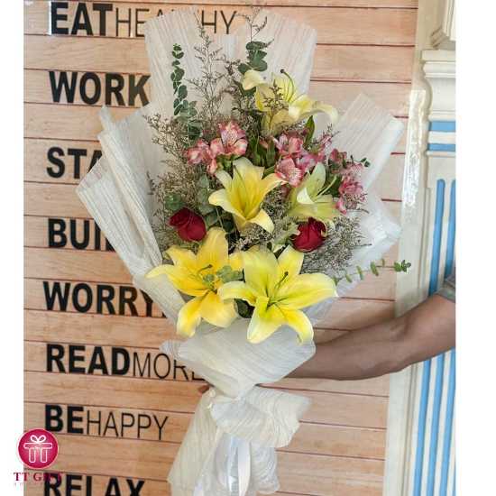 Taraneh Economic Yellow Lily Flower Bouquet for Thank You