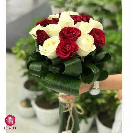 Falamak Red and White Rose Flower Bouquet