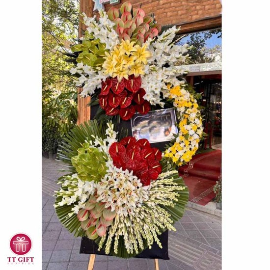 Tiana Two-tiered Anthurium and Oriental Luxury Wreath Flower