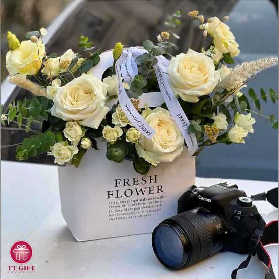 Elika White Rose Flower Box