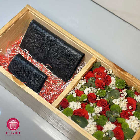 Women's gift package (flower + leather set)