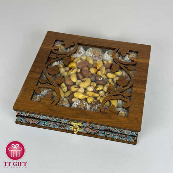 Square box of Basluq and four nuts