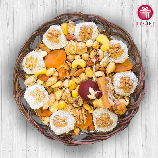 Basket of nuts and dried fruit 800 g + Baslooq