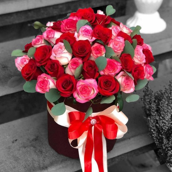 Mouzhan Jumilia and Red Rose Flower Box