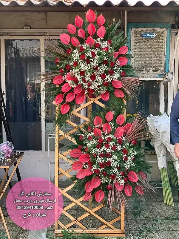 تاج گل رز قرمز و آنتوریوم قرمز و ژیپسوفیلا