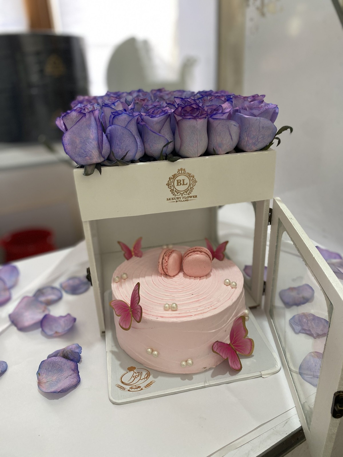 باکس گل رز و کیک رز بنفش 20شاخه