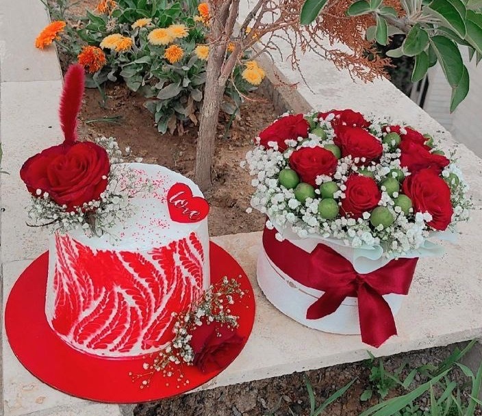 باکس گل رز و گوجه سبز همراه با کیک ست