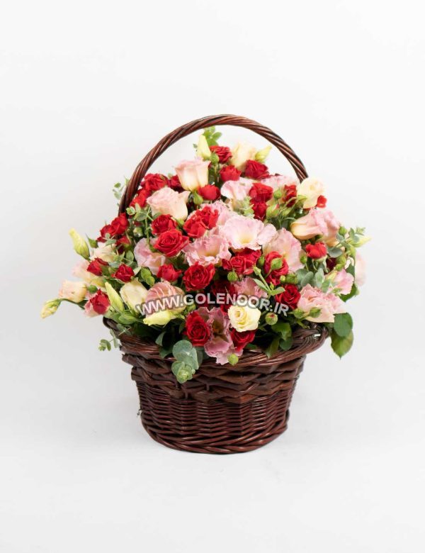 سبد گل لیسینتوس و رز