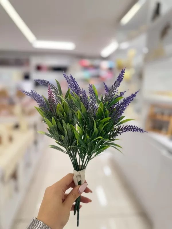 یک بسته شاخه گل لوندر