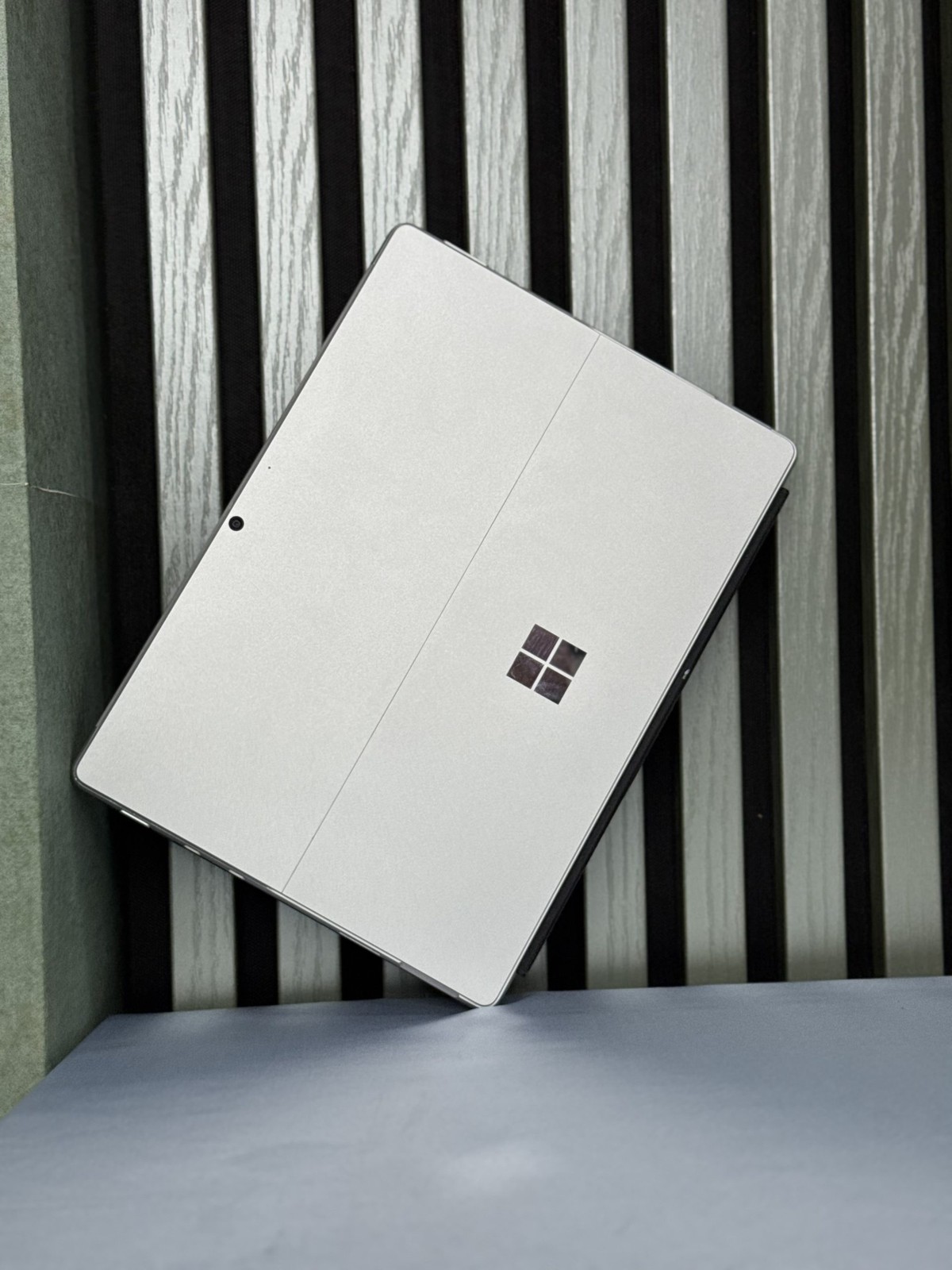 تبلت مایکروسافت با کیبورد Surface Pro 8