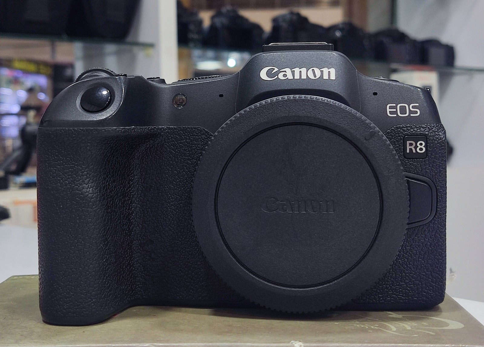 Canon R8 در حد آک و خیلی تمییز استوک