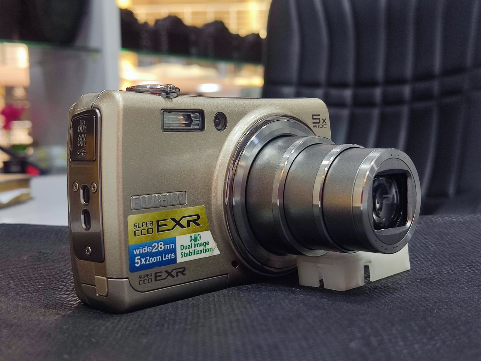 Fujifilm FinePix F200EXR با سنسوری بزرگتر از Canon G16 (کارکرده) (صفحه نمایش کار نمی کند)